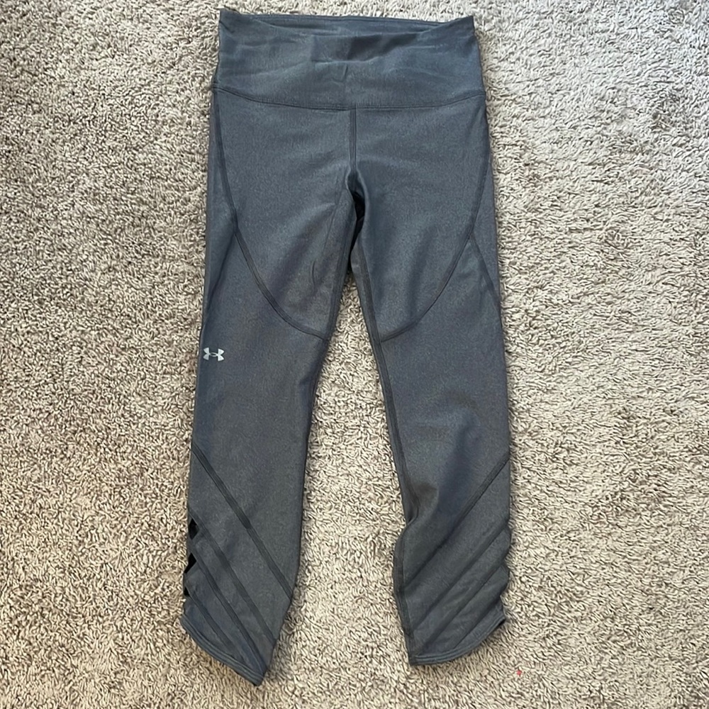 Cropped yoga pants with cutouts